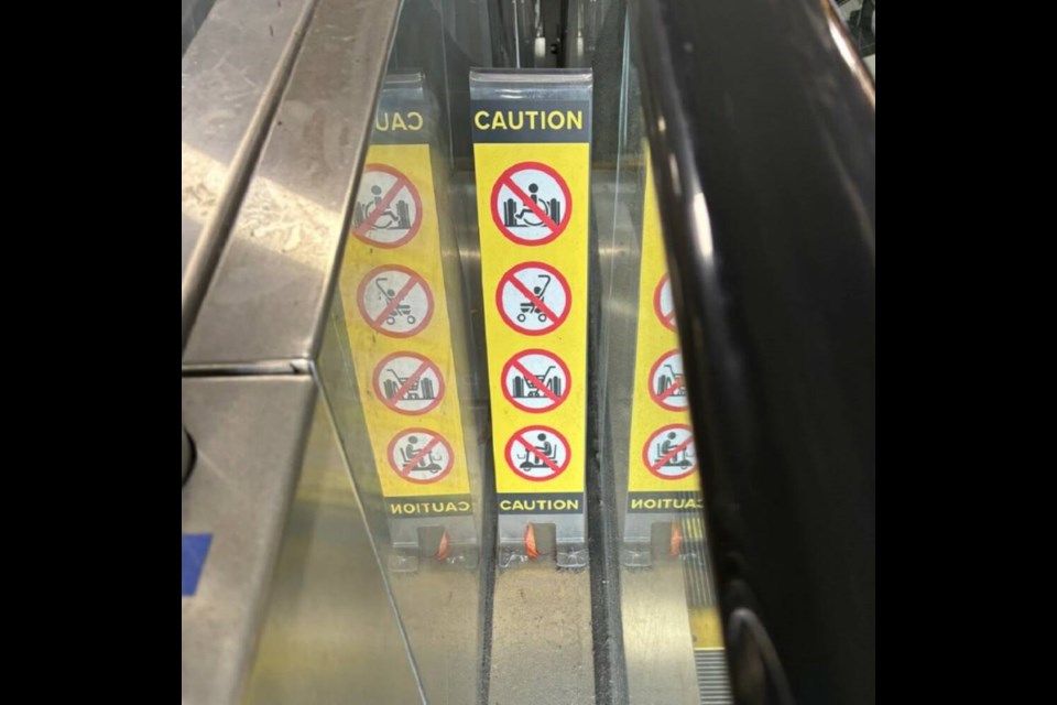 Warning sign for those boarding the escalator. VIA TECHNICAL SAFETY СƵ 