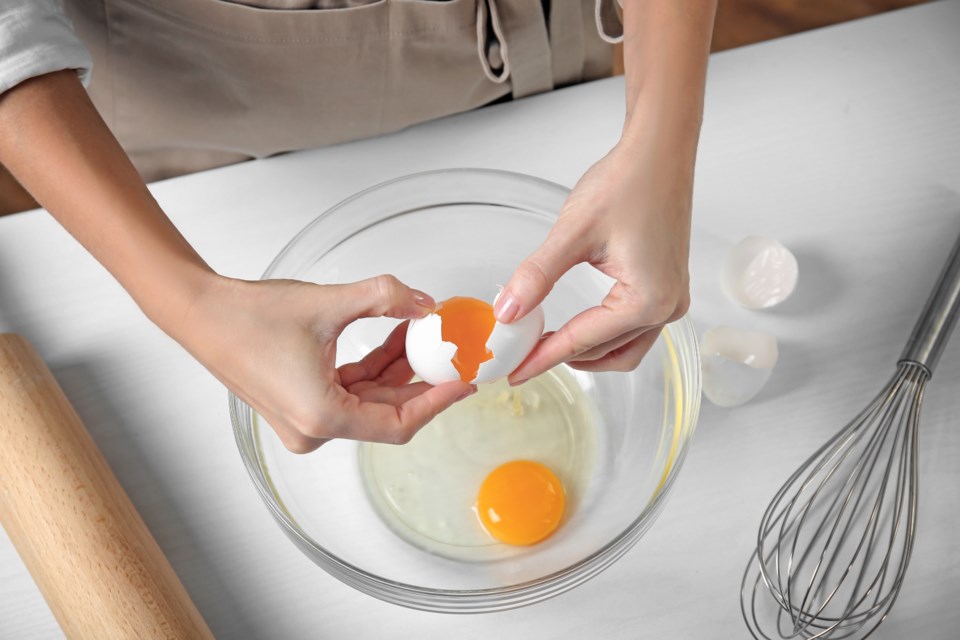 kitchen-tips-cracking-egg
