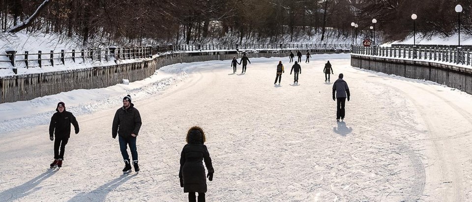 1920x640-rideau-canal-skateway-skaters-sunset-dsc_2536-photographer-ivan-yu