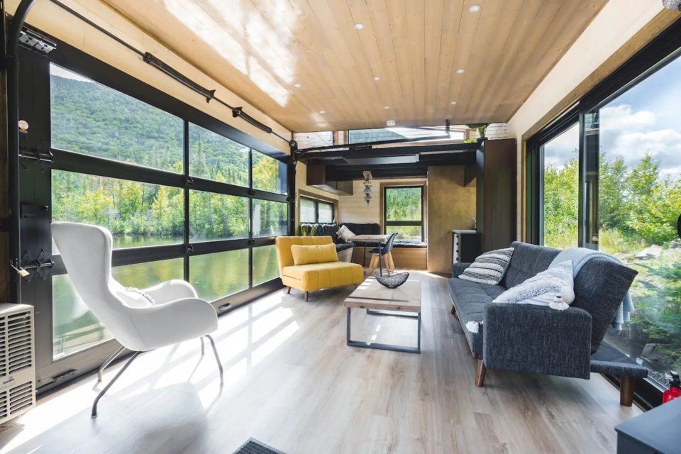 floating-cottage-living-room