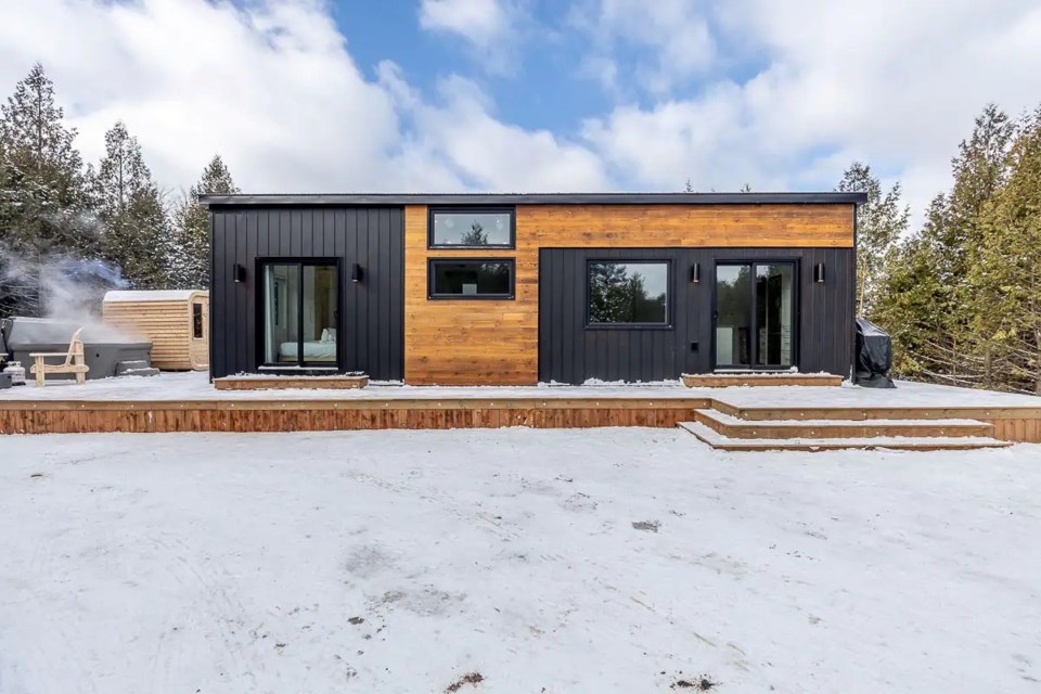 Woodsy Modern Micro-Shelter in Québec with Timeless Triangular