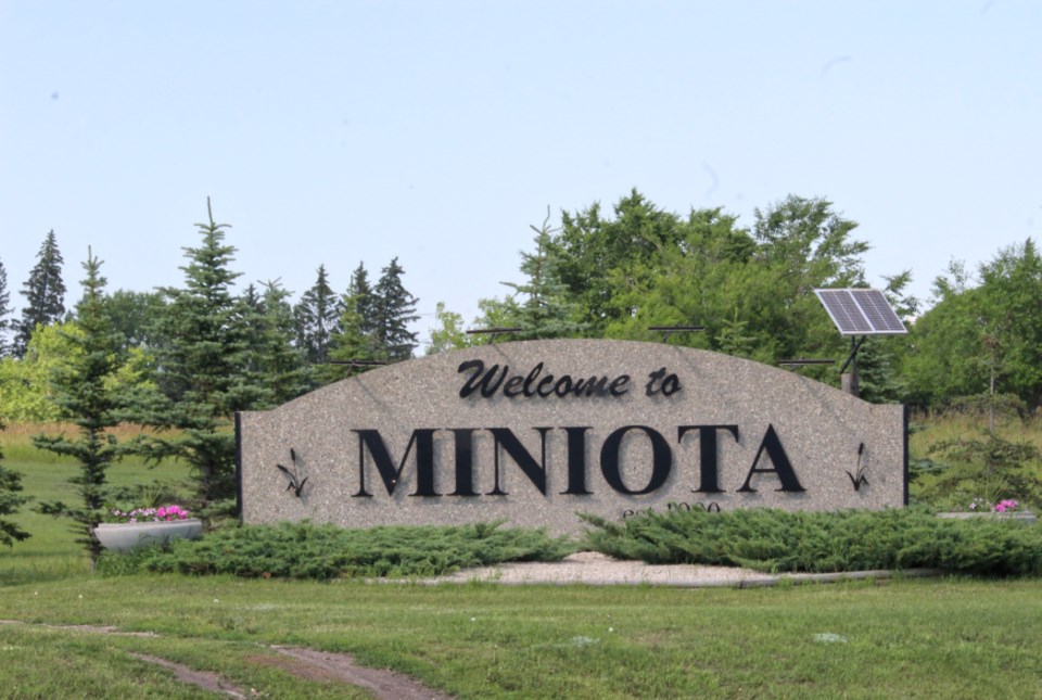 miniota-sign-5596