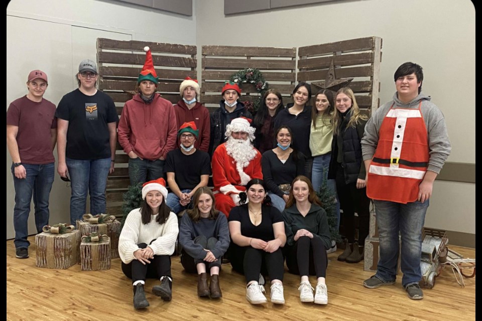 The VCI grad class cooked up and served the Santa Brunch at the Sunrise Banque Hall in TOGP: (back l-r) Rhett Grieve, Hunter Andries, Gavin Podobni, AJ Webb, Sam Cosgrove, Cassidy Franke, Anisha Anderson, Haylee Plaisier, Emma Ramsey, Memphis Naughton; (middle l-r) Chase Forsyth, Santa, Abby Collen; (front l-r) Makenna Henry, Hayley Kirkup, Sara Podobni, Kayla Bryant. 