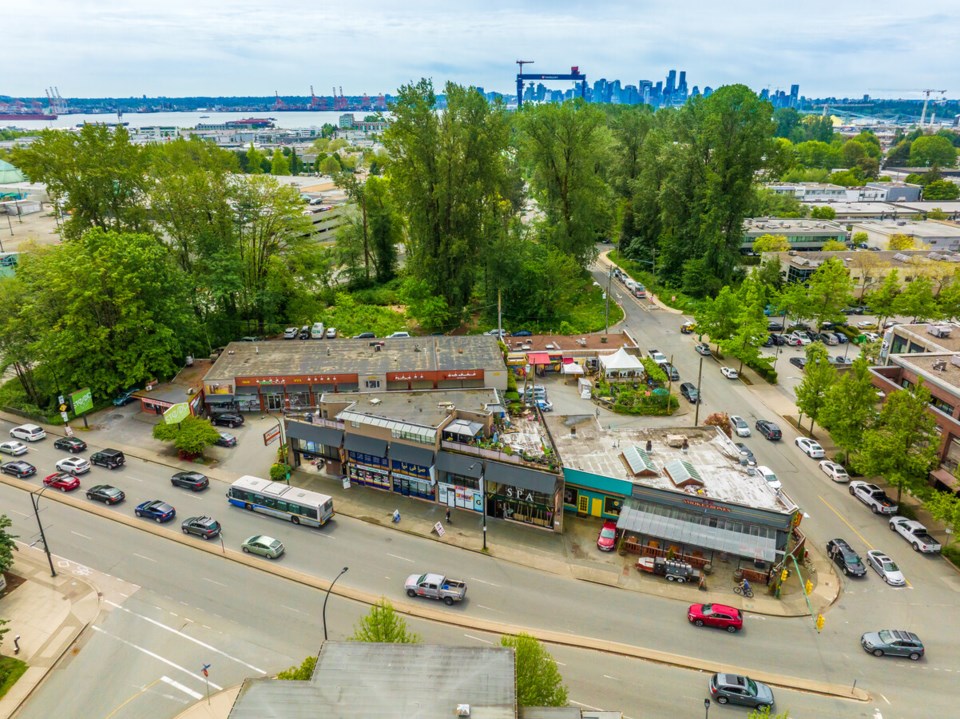 965-991-marine-1600-mackay-north-vancouver