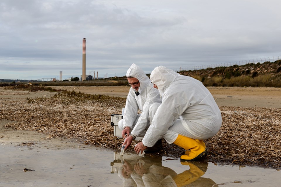 Experts analyze the water in a suspected contaminated environment. | Patrizio Martorana / Shutterstock
